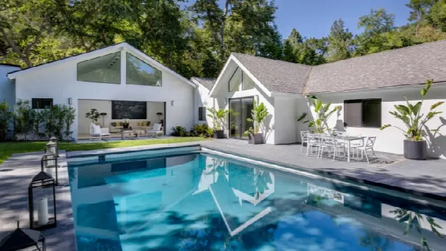 2511 Benedict Canyon Dr