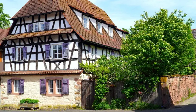Vakwerkhuis: historische huizen met balken kopen, renoveren of verkopen? Vergelijking & tips