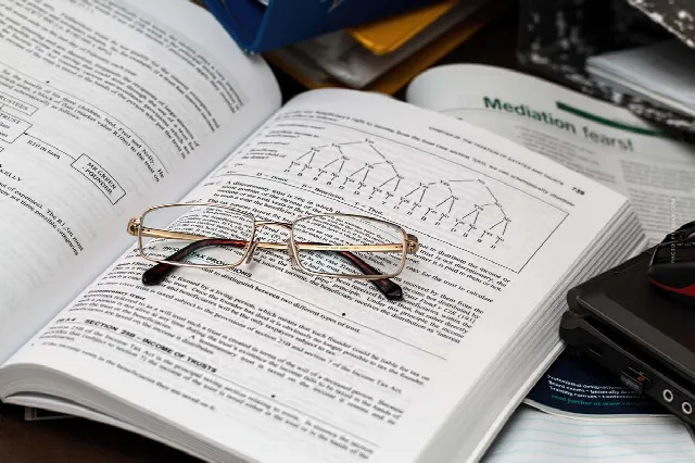 Inkomstenbelasting (ESt) eenvoudig uitgelegd: formulieren, basistabel, loonbelasting & Co.