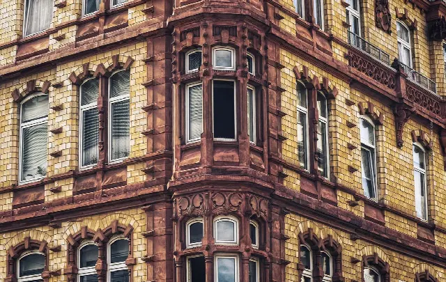 Altes Huis / Flatgebouw verkopen: Sanieringsstau, Leerstand, Baufällig – wat doen?