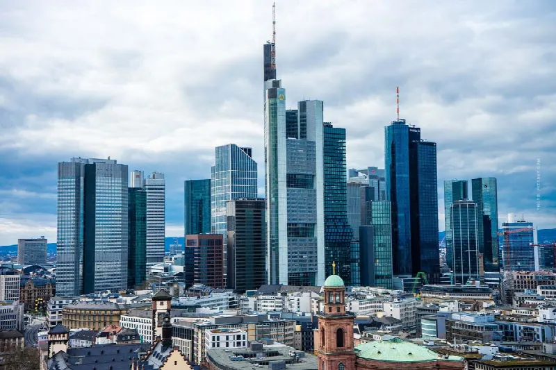 Een villa kopen in Frankfurt: Luxe onroerend goed als investering – kosten, procedure, makelaar & co.