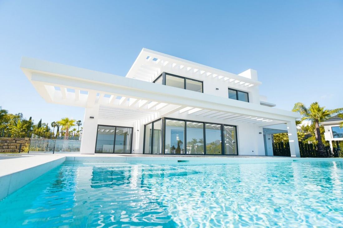 Moderne witte villa met zwembad