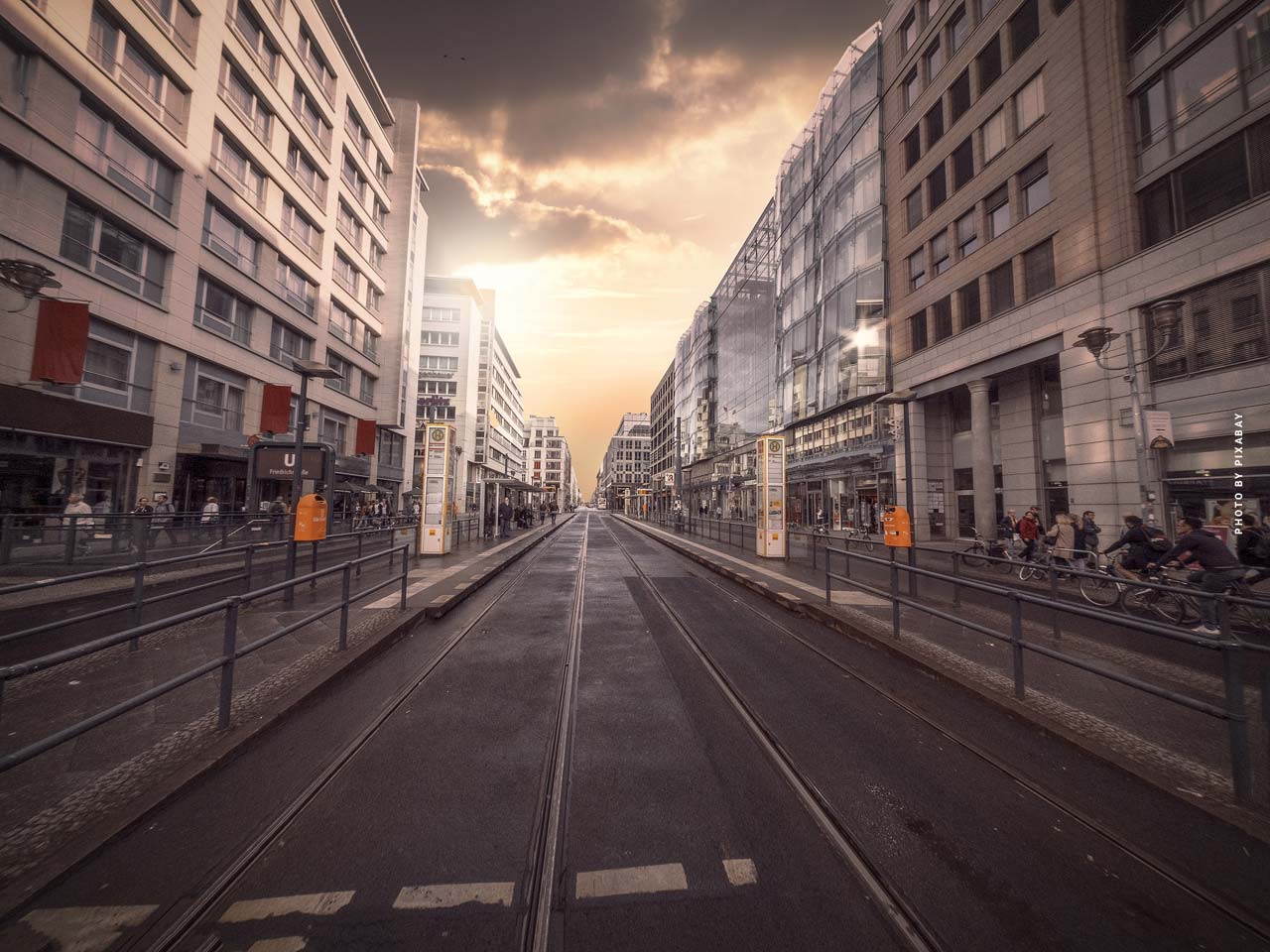 Berlin mitte makler luxus realtor property investment kapitalanlage innenstadt strasse friedrichstrasse morgen bahn